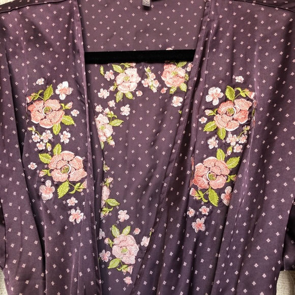 Robe - Picture 2 of 6